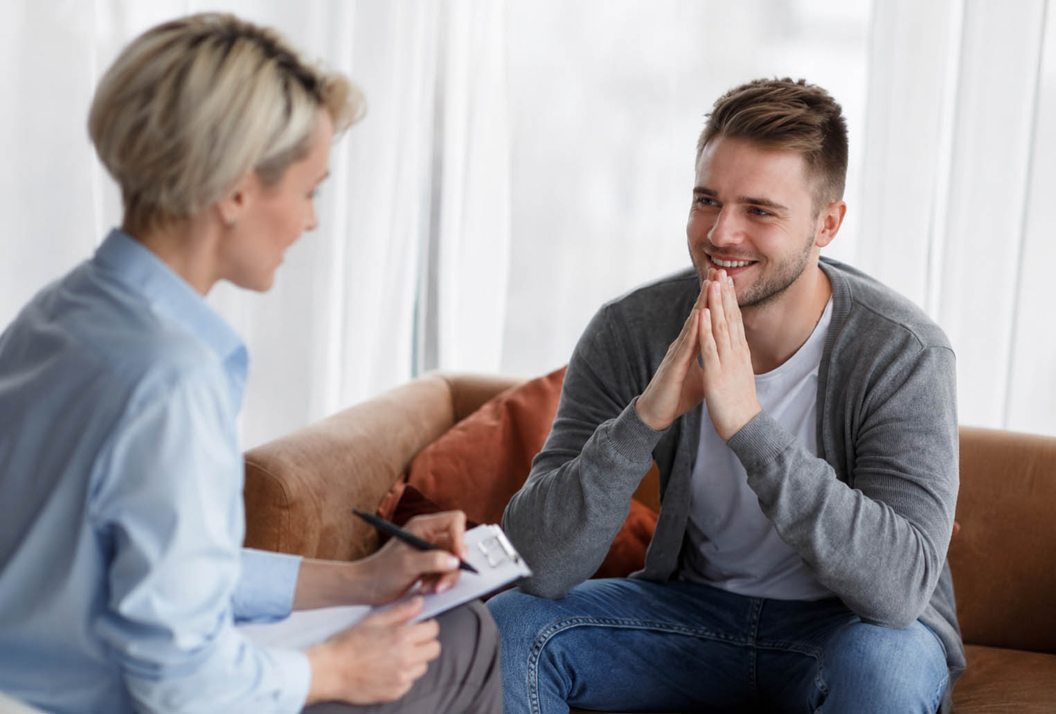 Врач-психолог беседует с пациентом